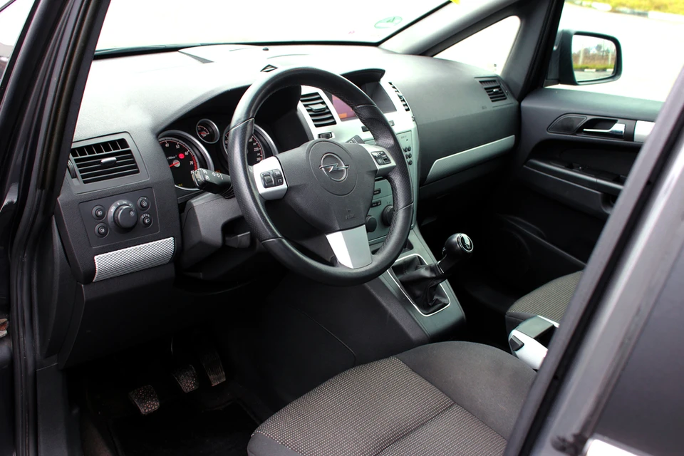 Intérieur d'un véhicule Opel, vue depuis la portière conducteur ouverte