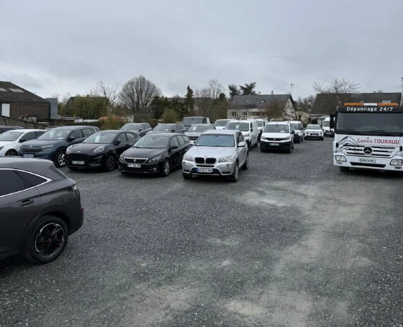 Brunette, repr&eacute;sentante du service &agrave; la client&egrave;le f&eacute;minine dans un casque, consulte les clients en ligne