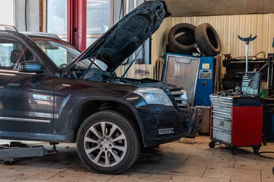 Un homme utilise un levier de frein &agrave; main dans l'habitacle d'un v&eacute;hicule